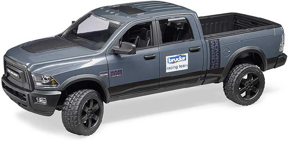 BRUDER 02504 RAM Roadster Racing Team set odtahovka se sporťákem a figurkou